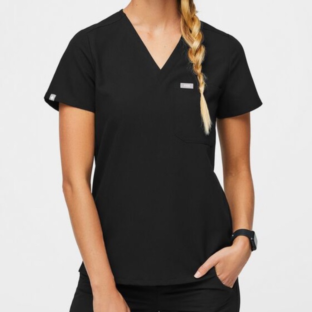 Catarina One-Pocket Scrub Top in black